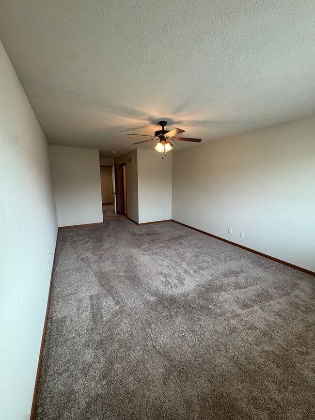 Building Photo - Spacious 3-Bedroom Townhome in Prairie Vil...