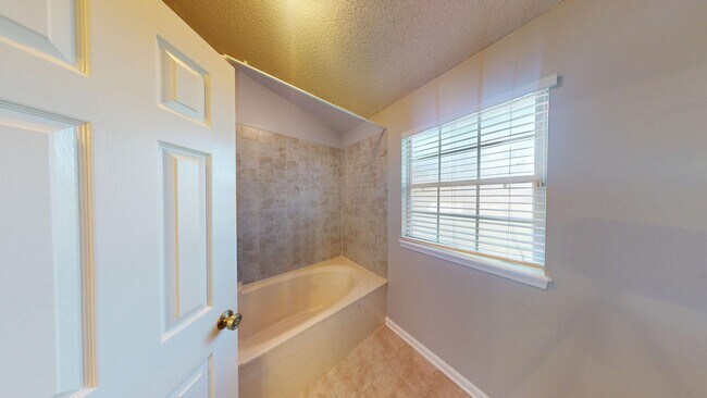Building Photo - 3Bed/ 2Bath Home - Available Now!