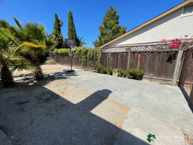 Building Photo - 4 Bedroom, 2 Bathroom Home in Foster City with Large Yard