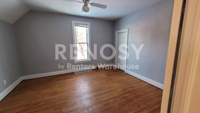 Building Photo - 4BD/2BA in Newport Available Now!
