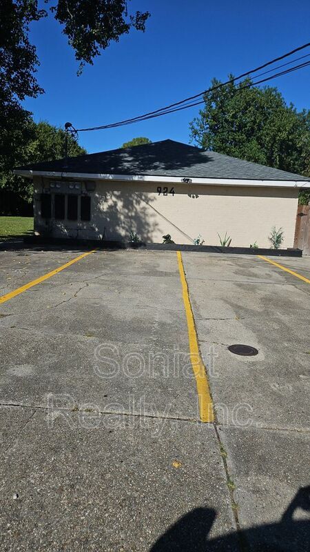 Building Photo - 924 Deslonde St
