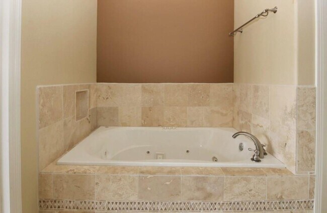 Building Photo - Stylish 3-Bedroom Townhome in Coveted Rive...
