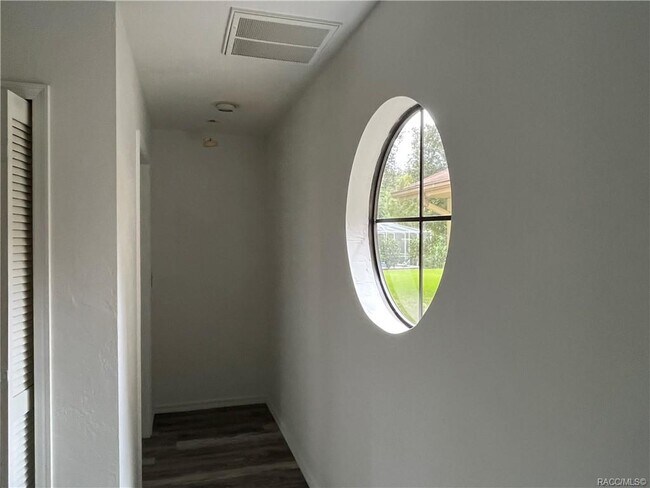 Building Photo - 558 E Jenkins Ct