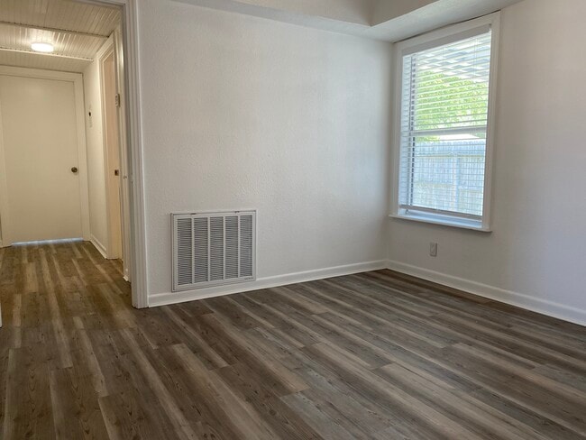 Building Photo - 1530 Daly Dr