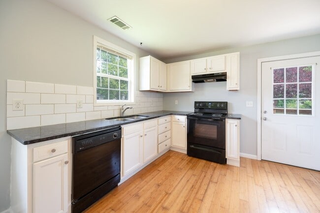 Building Photo - LOOK NO FURTHER THAN THIS INGLEWOOD CHARMER!
