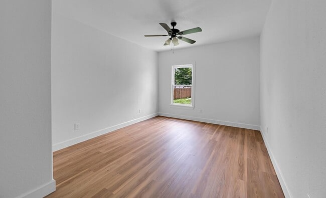 Building Photo - Well-maintained 4BD/2BA - Available in May!