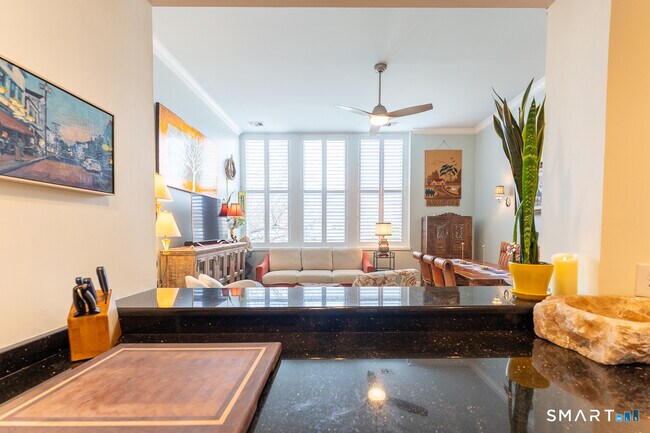 Building Photo - 6 School St