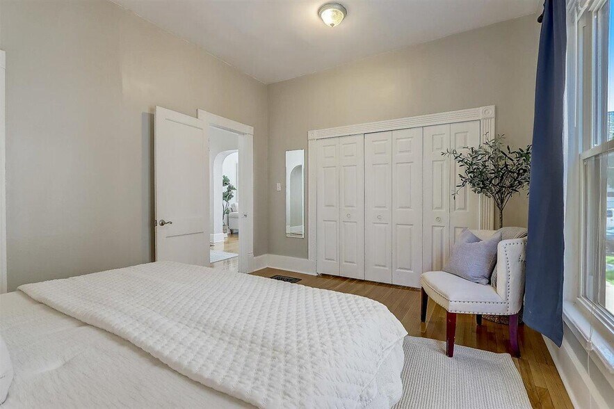 Master Bedroom - 1512 E Irving Plz