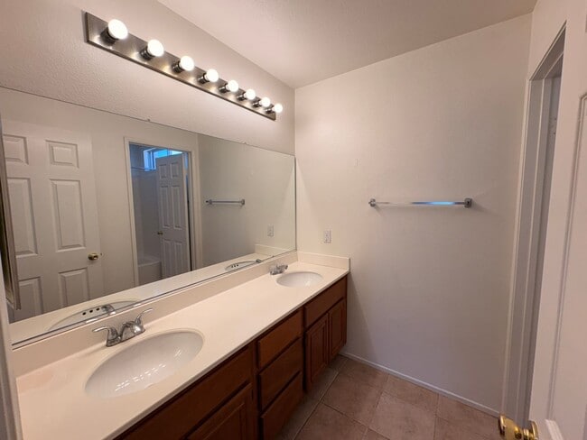 Building Photo - 4 Bed, 2.5 Bath in Riverside!