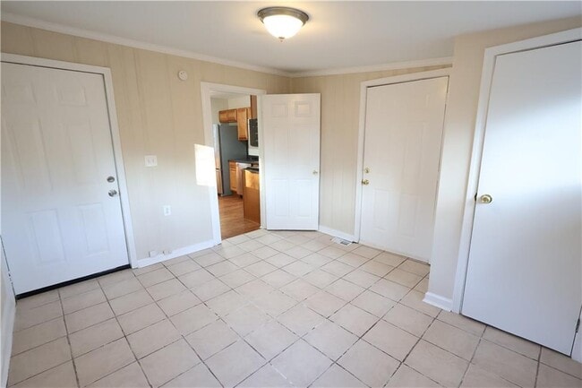 Building Photo - 2561 Eastwood Dr