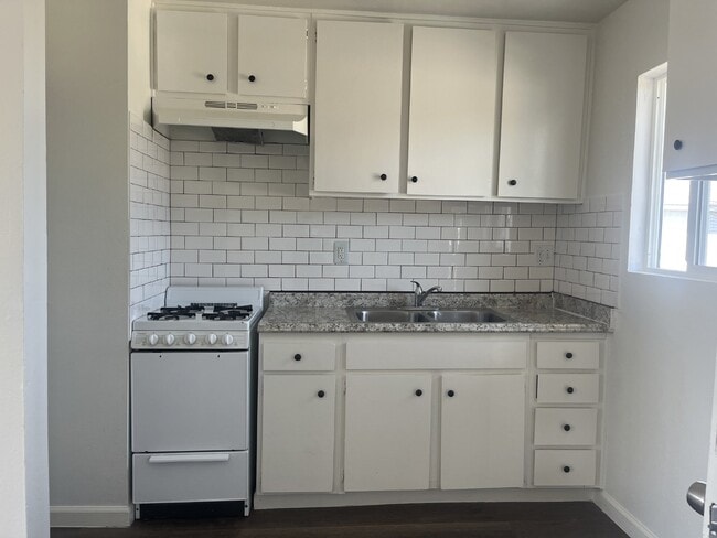 Building Photo - 20469 Vanowen St