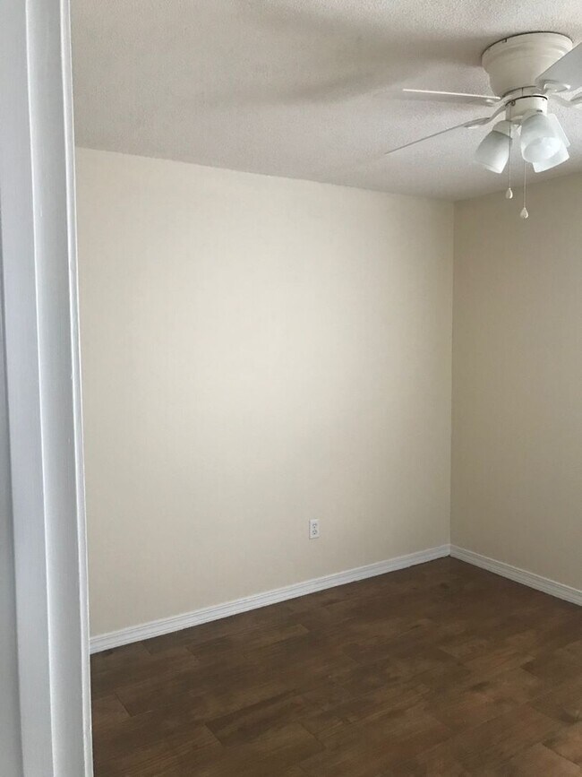 Building Photo - Convenient Location to Hulrburt Field