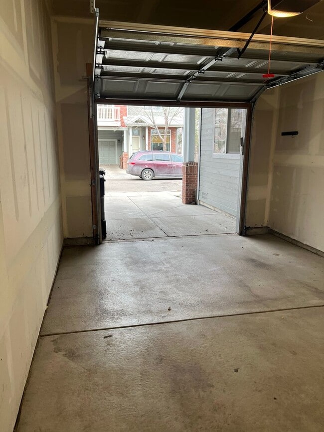 Building Photo - Gorgeous end unit townhome with one car garage and some mountain views!