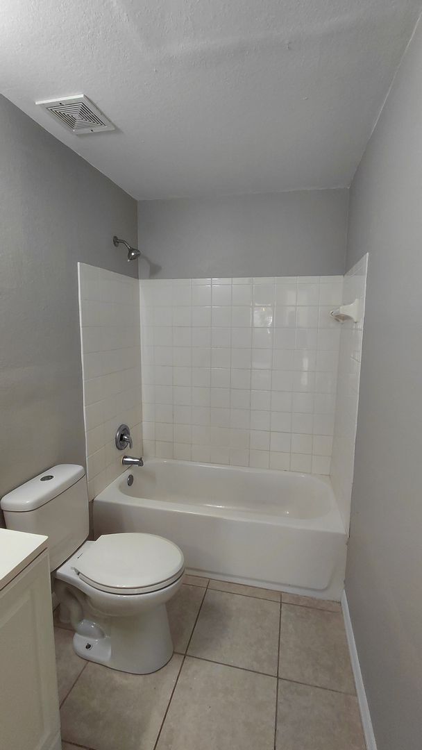Building Photo - Spacious 3 bedroom, 2 bath Condo located i...
