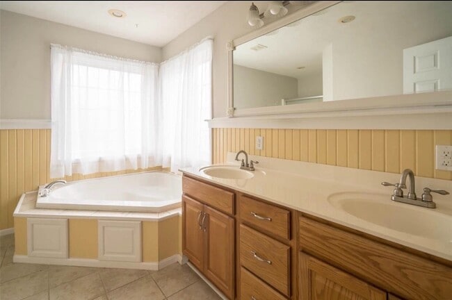 Building Photo - *~*Gorgeous Home, Located in Waynesville*~*