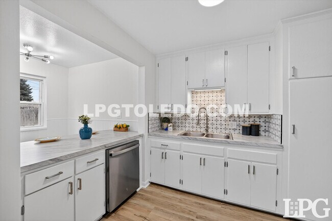 Building Photo - 927 W Northgate Pkwy