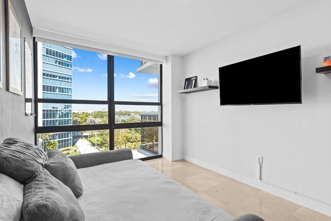 Building Photo - 600 NE 36th St