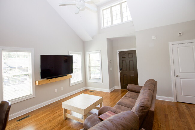 Building Photo - Charming End-Unit Townhome in Southern Pines