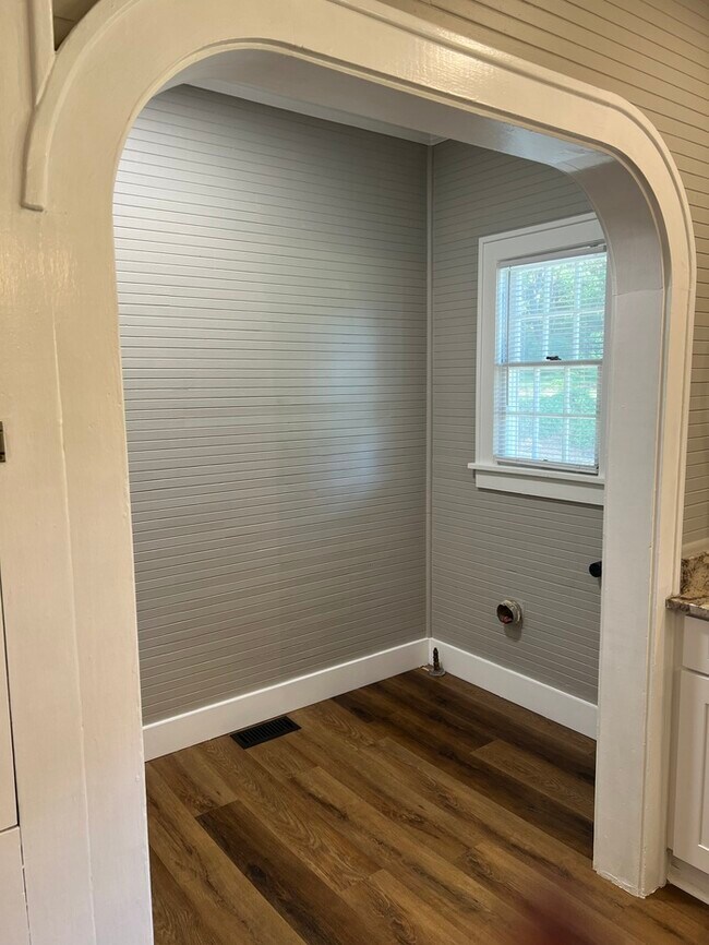 Building Photo - Historic mill house in hot Fort Mill SC with amazing kitchen!
