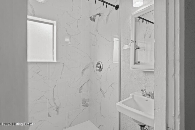 Building Photo - 1319 Maple St