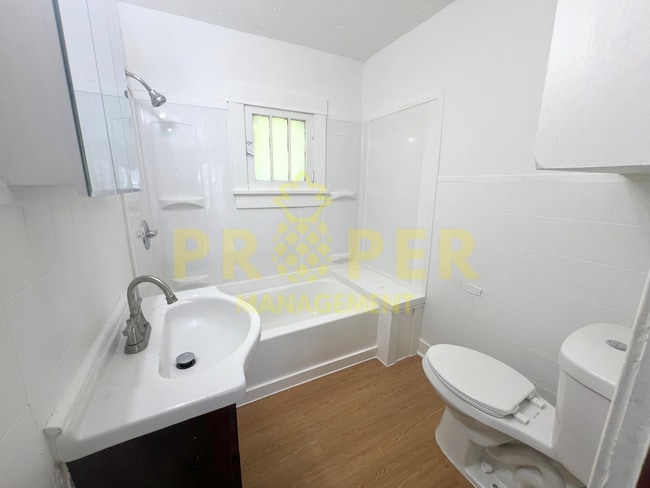 Building Photo - 2 bedrooms 1 bathroom house