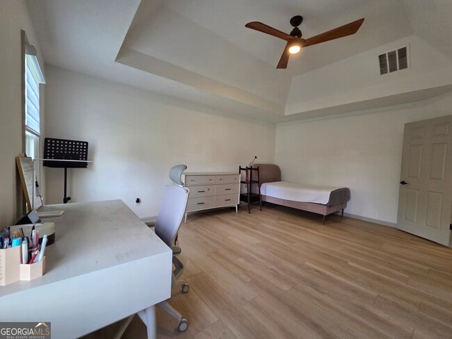 Building Photo - 215 Calgary Dr