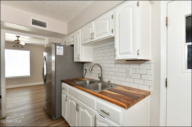 Building Photo - 4749 Tropicana Ave