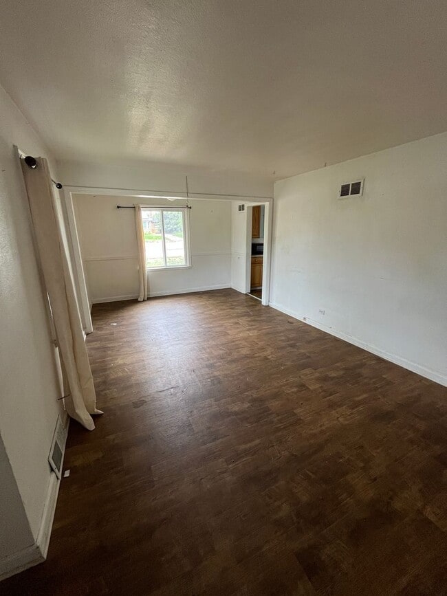 Building Photo - 3 Bedroom 1 Bathroom Ranch in East Denver!