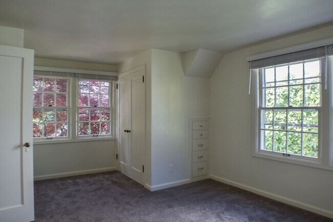 Building Photo - 3571 SW Council Crest Dr
