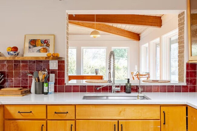 Building Photo - 2720 N Fillmore St