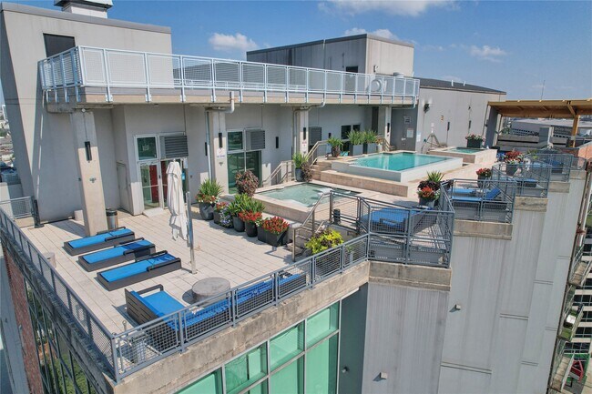 Building Photo - 2000 Bagby St