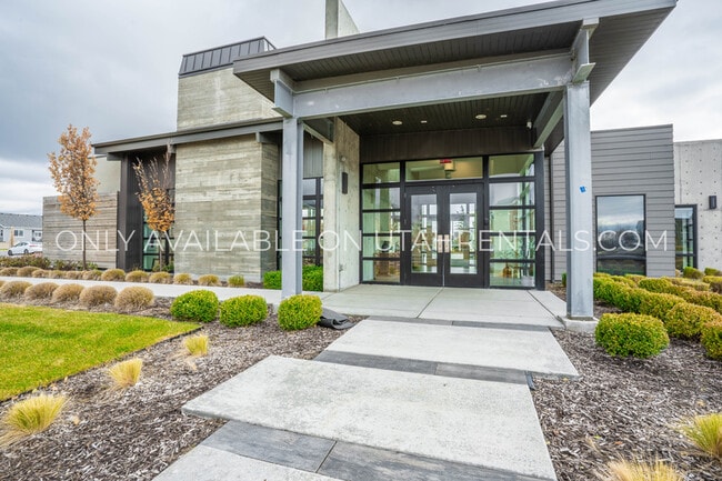 Building Photo - 71 W Silver Springs Dr
