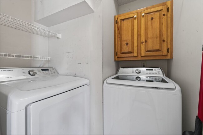 Building Photo - 729 Creekside Crescent