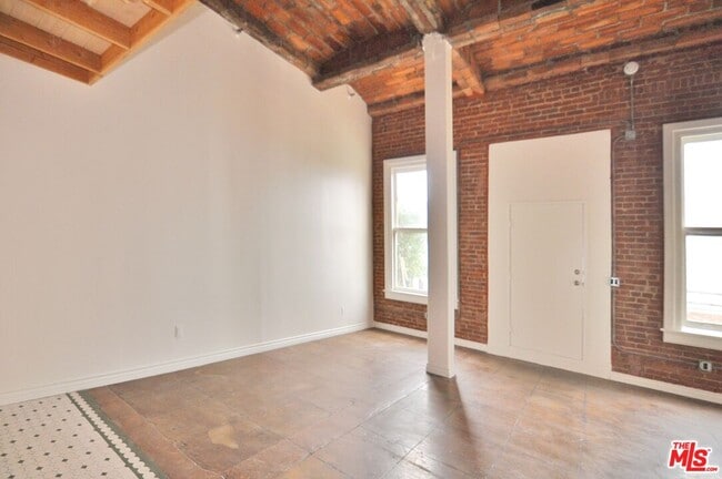 Building Photo - 215 W 7th St