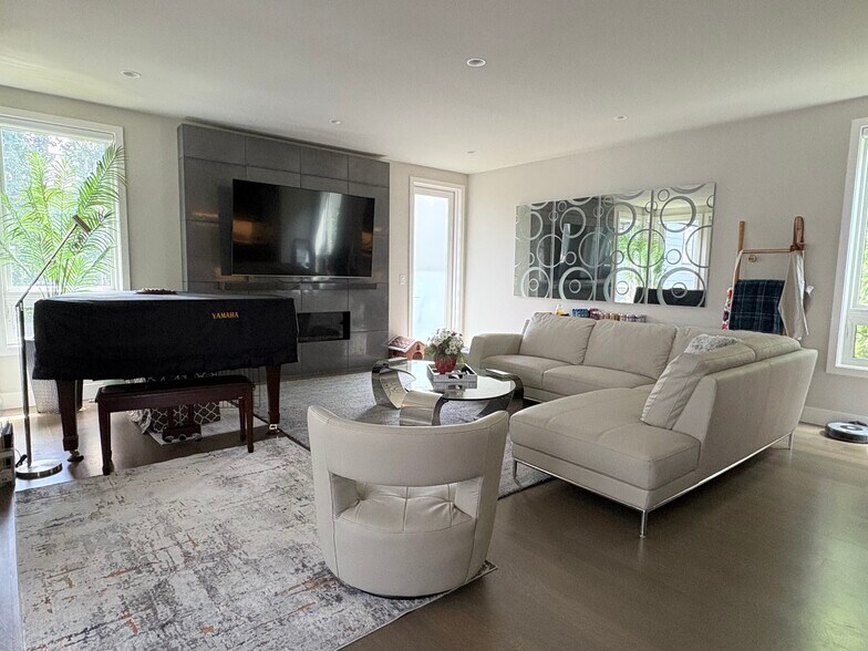 Living room - 11217 NE 88th St