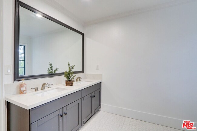 Building Photo - 456 S McKnight Rd