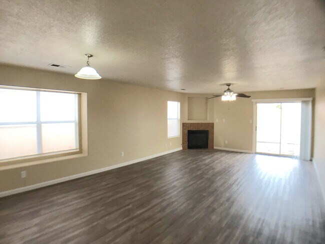 Building Photo - Ventana Ranch 3 bedroom. Newer Flooring! No Carpet. Huge open living space. Great location.