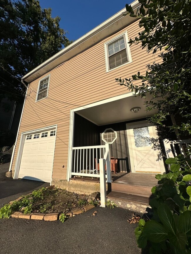 Building Photo - Charming 3 Bed with 2 Baths