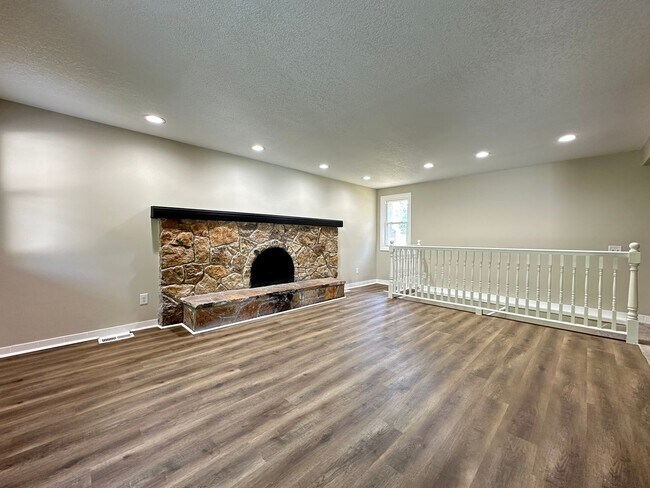 Building Photo - 3 Bedroom 1.5 Bathroom Finished Basement 2...