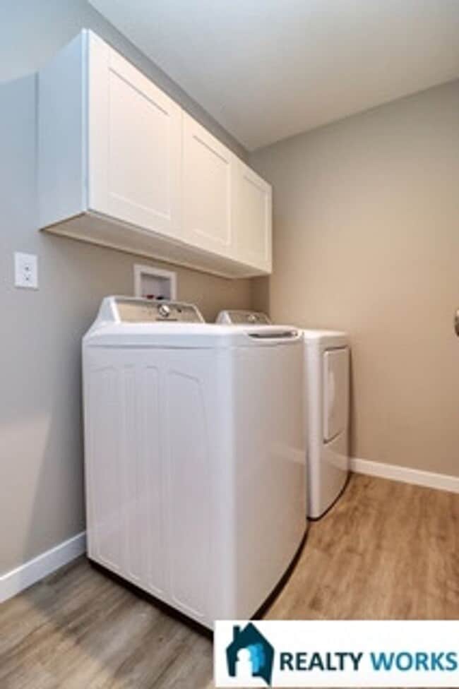 Building Photo - 3 Bedroom, 2.5 Bath townhome in great loca...