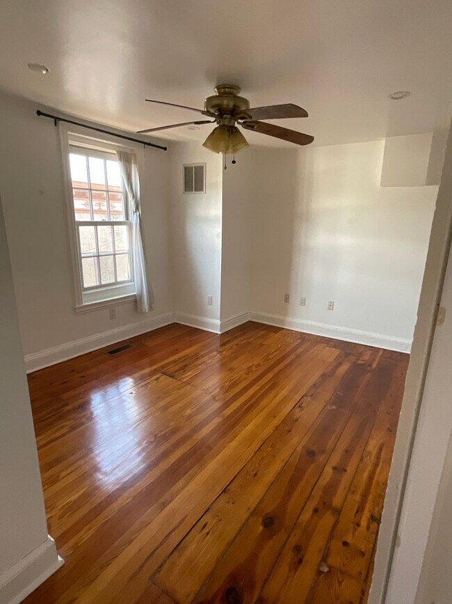 Building Photo - 624 Catharine Street