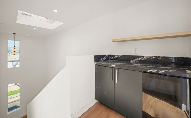 Building Photo - RECENTLY RENOVATED TOWNHOME | 5 BED 5 BATH | PRIVATE ROOFTOP DECK |  PET FRIENDLY | SPACIOUS BEDR...