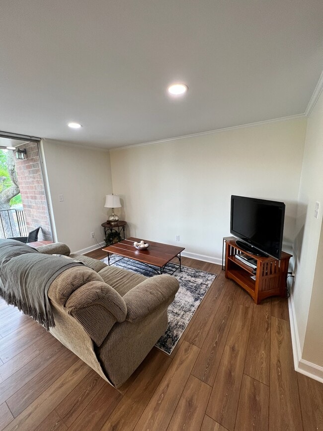 Building Photo - 1727 S Hawthorne Rd