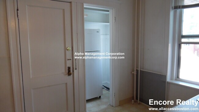 Building Photo - 90 Maple St