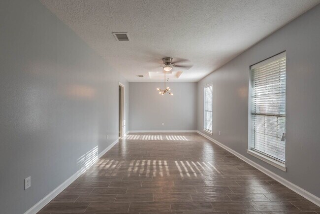 Building Photo - 423 Gentilly Dr