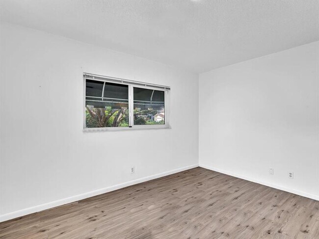 Building Photo - 899 NW 6th Dr
