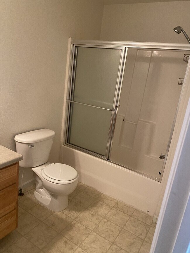 Building Photo - AVAILABLE SEPTEMBER! Charming Townhome in ...