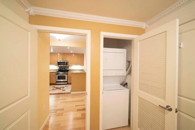 Building Photo - 401 Crescent Ct