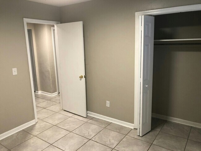 Building Photo - 3017 Oak Hammock Ln