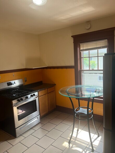 Building Photo - 6 Hinsdale St